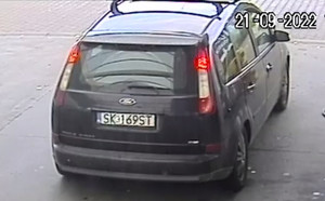 Zdjęcie przedstawia ciemny pojazd zaparkowany tyłem do kamery. Ma on bagażnik na dachu. Tablice rejestracyjne o wyróżniku SK 169ST.