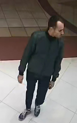 Mężczyzna ma około 35 lat, około 185 cm wzrostu, jest szczupłej budowy ciała, ma ciemne włosy z zakolami; ubrany był w zieloną kurtkę i czarne spodnie.