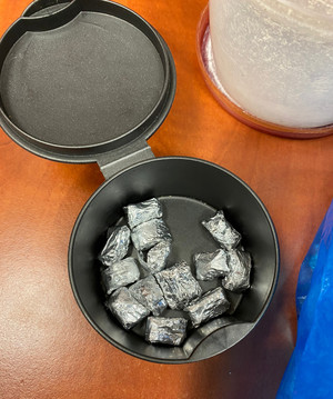 Zdjęcie przedstawia ciemnoszare opakowanie w którym znajdują się srebrne zawiniątka.