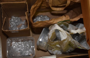 Zdjęcie przedstawia kartonowe pudełko a w nim inne pakunki, w których widać srebrne zawiniątka.