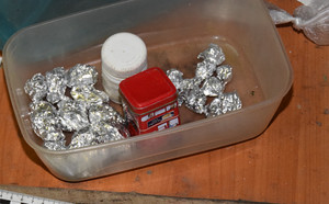 Zdjęcie przedstawia plastikowy pojemnik przezroczysty, w którym widać srebrne zawiniątka, biały pojemnik i czerwony pojemnik.