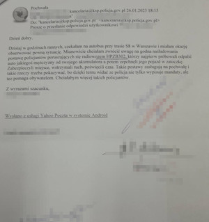 Zdjęcie przedstawia kartkę z treścią pochwały dla policjantów.