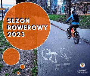 Zdjęcie przedstawia osobę jadącą na rowerze, po lewej stronie zdjęcia jest umieszczony napis&quot; SEZON ROWEROWY 2023&quot;.