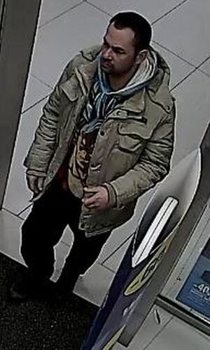 Mężczyzna, którego zarejestrowały kamery monitoringu jest w wieku około 30-35 lat, około 180 cm wzrostu, miał ciemne włosy, na twarzy zarost; ubrany był w jasną materiałową kurtkę, niebieski szal, ciemną bluzę, ciemne spodnie i ciemne buty sportowe. Wchodzi on przez bramki ochronne do sklepu.