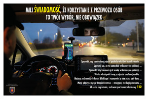 Zdjęcie przedstawia nadrukowaną na plakat treść, widać też fragment twarzy osoby w lusterku wstecznym w samochodzie. Osoba ta trzyma dłonie na kierownicy.