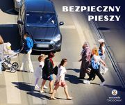 Zdjęcie przedstawia samochód stojący przed przejściem dla pieszych, po którym przechodzi kilka osób.