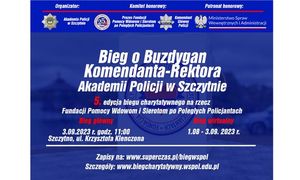 Zdjęcie przedstawia granatowy plakat zapisany informacjami. Hasło umieszczone na środku brzmi: &quot;Bieg o Buzdygan Komendanta-Rektora – ruszają zapisy&quot;.