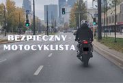 Zdjęcie przedstawia osobę jadącą motocyklem po drodze.