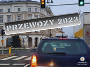 Zdjęcie przedstawia samochód osobowy nad którym widnieje napis PRZEWOZY 2023