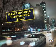 Zdjęcie przedstawia widok na blok mieszkalny nocą. W żółtej ramce widać napis:&quot;BEZPIECZNA PRĘDKOŚĆ 2023&quot;.