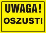 Zdjęcie przedstawia osobę pochylającą się nad monitorem laptopa. Z prawej stronie zdjęcia widać czarny wykrzyknik wewnątrz żółtego trójkąta.