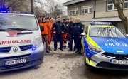 Zdjęcie przedstawia umundurowanych policjantów oraz ratowników medycznych stojących pomiędzy zaparkowanym oznakowanym radiowozem i karetką. Wszyscy uśmiechają się do zdjęcia.