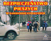 Zdjęcie przedstawia pieszych przechodzących przez przejście dla pieszych. W tle widniej pomarańczowy napis:"Bezpieczeństwo pieszych w garnizonie stołecznym".