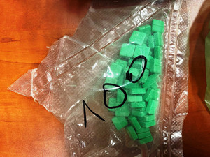 Zdjęcie przedstawia torebkę foliową w której znajdują się zielone tabletki.