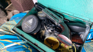 Zdjęcie przedstawia różnego rodzaju naboje i amunicję zapakowane w różnej wielkości i kształtu pudełka oraz scyzoryk w kolorze srebrnym.