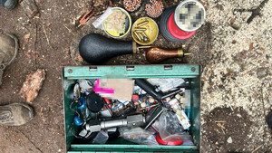 Zdjęcie przedstawia różnego rodzaju kulki ołowiane i amunicję zapakowane w różnej wielkości i kształtu pojemniki.