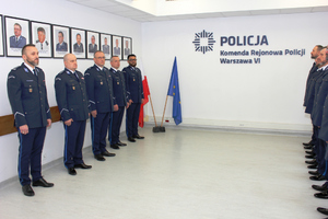 Zdjęcie przedstawia umundurowanych policjantów stojących w dwóch rzędach naprzeciwko siebie.