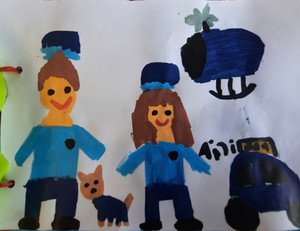Zdjęcie przedstawia kolorowy dziecięcy rysunek na którym widać namalowanych policjantów, psa oraz radiowóz.