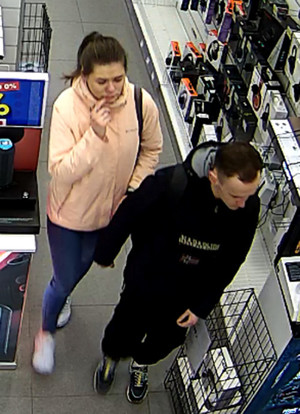 Zdjęcie przedstawia kobietę i mężczyznę stojących w sklepie wśród półek z asortymentem.