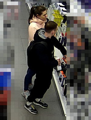 Zdjęcie przedstawia kobietę i mężczyznę stojących w sklepie wśród półek z asortymentem.