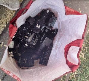 Zdjęcie przedstawia sprzęt video znajdujący się wewnątrz kolorowej torby.