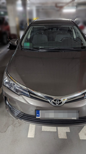 Zdjęcie przedstawia front samochodu osobowego m-ki Toyota.