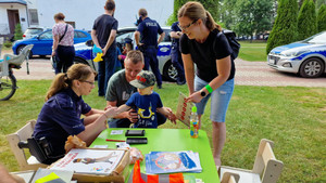 Policjantka na pikniku rodzinnym