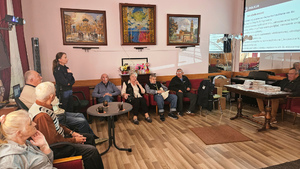 Zdjęcie przedstawia umundurowaną policjantkę stojącą przed seniorami.