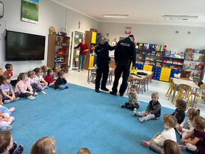 Zdjęcie przedstawia dwóch umundurowanych policjantów w przedszkolu.
