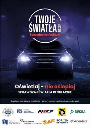 Zdjęcie przedstawia granatowy plakat na którym widać auto z włączonymi światłami.