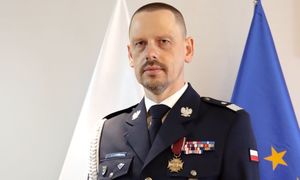 Zdjęcie przedstawia mężczyznę w granatowym mundurze galowym.