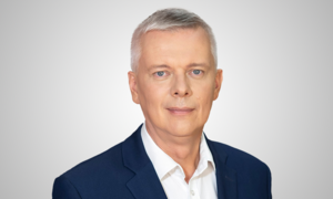 Zdjęcie przedstawia mężczyznę w garniturze.