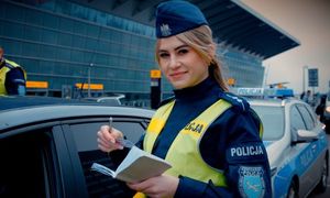 Zdjęcie przedstawia umundurowaną policjantkę.