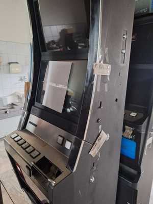Zdjęcie przedstawia automat do gier hazardowych.