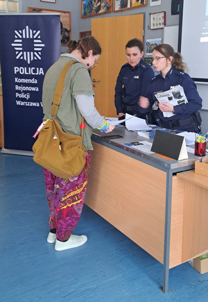 Zdjęcie przedstawia policjantki rozmawiające z uczennicą.