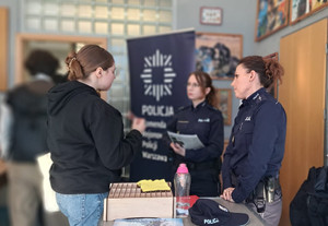 Zdjęcie przedstawia policjantki rozmawiające z uczennicą.