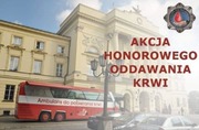 Zdjęcie przedstawia plakat z czerwonym autobusem i napisem &quot;AKCJA HONOROWEGO ODDAWANIA KRWI&quot;.
