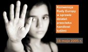 Zdjęcie przedstawia kobietę z wyciągniętą do przodu ręką.