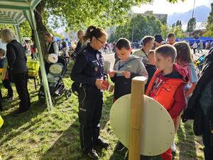 Zdjęcie przedstawia policjantkę stojącą z dziećmi.