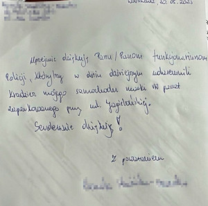 Zdjęcie przedstawia odręczne napisane podziękowania dla policjantów.