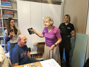 Policjantki prowadzą warsztaty kryminalistyczne dla seniorów.