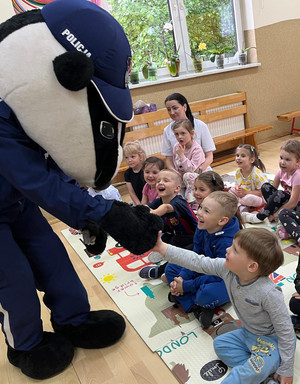 Dzieci podają ręce Borsukowi.