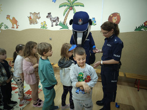 policjantka wykonuje stempel dziecku.