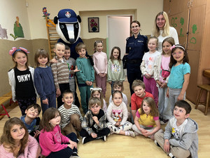 Policjantka, Borsuk i dzieci pozują do zdjęcia.