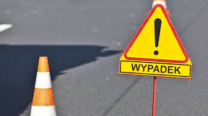 Zdjęcie przedstawia pachołek drogowy oraz żółty znak z napisem WYPADEK.