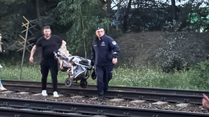 Policjanci pomagali pasażerom pociągu