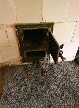 Zdjęcie przedstawia piecyk z otwartymi drzwiami.