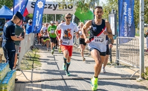 Zdjęcie przedstawia biegnących sportowców.