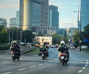 Zdjęcie przestawia trzech motocyklistów jadących ulicą.