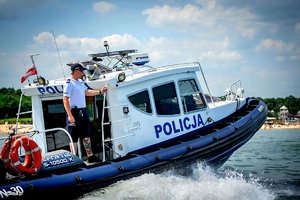 Zdjęcie przedstawia policjanta na policyjnej motorówce.